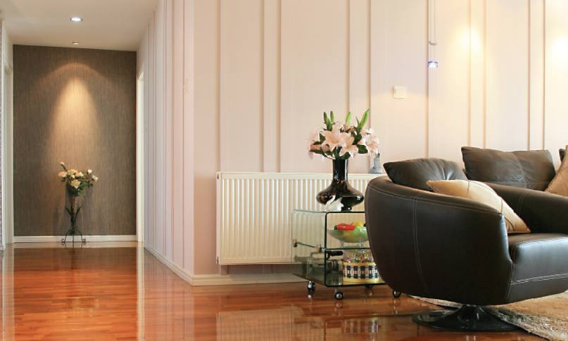     在我們挑選暖氣片時，不僅要看價格，還要看產品和服務，才能避免吃虧上當。

    選擇暖氣片從哪些角度出發?

    1.看材質

    材質影響到產品的使用和壽命。廠家選擇的材質過關，不僅在使用中減少漏水等問題，還能夠延長暖氣片的壽命。用戶在挑選材質時，可以咨詢一下鋼管或銅管的壁厚，一些特殊產品的片頭和壁厚是不同的，片頭需要加厚，才能抵抗住常年侵蝕。材質要求均勻，無凸起，無水波紋。

    2.看安裝

    很多廠家都有自己的安裝隊，或者有固定合作的安裝隊。安裝人員統一持證上崗，經驗豐富。對自己工廠的產品也比較了解，在測量、方案設計中考慮細致全面。暖氣片安裝時噪音小，測量、打孔、懸掛、打壓等步驟齊全考究，接口緊密，管路布局橫平豎直，彎管接頭少。

    3.看工藝

    暖氣片的生產工藝和品牌廠家密不可分。有些不良小廠家采用回收二手暖氣片，簡單去銹刷漆之后再投放市場，雖然暖氣片價格很便宜，但這種暖氣片往往使用不了一兩年就會漏水。真正品質好的暖氣片，往往通過下料、打孔、焊接、組裝、打壓、打磨、噴涂等幾十道精細工序生產而成，后還有嚴格的質檢。這樣的暖氣片使用起來才會安心。

    4.看售后

    正規產品都有相關的質保協議，在質保期內出現質量問題可以免費更換，因為暖氣片的品質問題給用戶造成的財產損失，還可以通過保險賠付。強大妥善的售后不僅是品牌實力的體現，也是產品過硬品質的體現。

    5.看品牌

    一款品牌形成往往需要多少年的沉淀和口碑傳播，才能在市場上占領一席之地。品牌類廠家，不僅有實力在選材、工藝方面投入較高的成本，在后期服務上也有相關的保障。一旦產品出現問題，可以免費更換，出現暖氣片不熱等問題，還可以上門維修。不會出現暖氣片漏水等問題找不到廠家、相互推卸責任等問題。

    挑選暖氣片時，不僅要看價格，還要看產品和服務，才能避免吃虧上當。

    更多資訊盡在鼎格舒適家，免費設計方案和報價。鼎格舒適家www.mghospital.cn(全稱四川鼎格舒適家科技有限公司)是知名成都地暖公司，專業提供地暖，暖氣片，中央空調，新風，凈水系統的銷售，設計，安裝等服務。